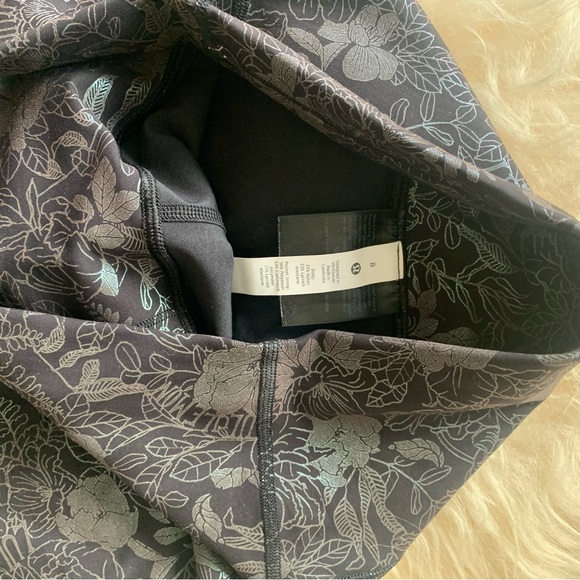 *Sold* Wunder Train High-Rise Shorts 6" - Picture 4 of 5